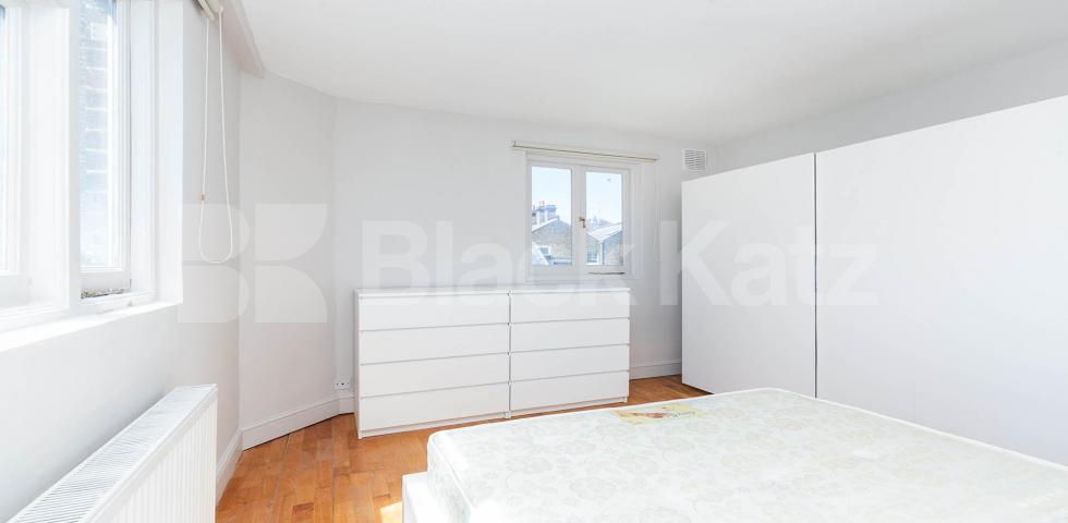 Spacious two bed with a modern kitchen, tiled modern bathroom, mins to tube Fortess Grove, Kentish Town